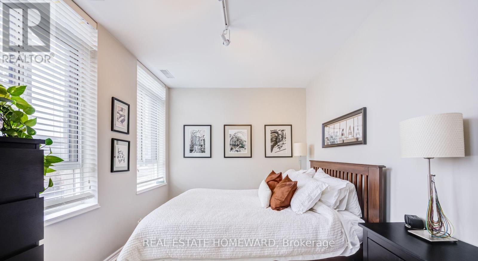 702 - 135 Maitland Street, Toronto, Ontario  M4Y 1E5 - Photo 8 - C12941344