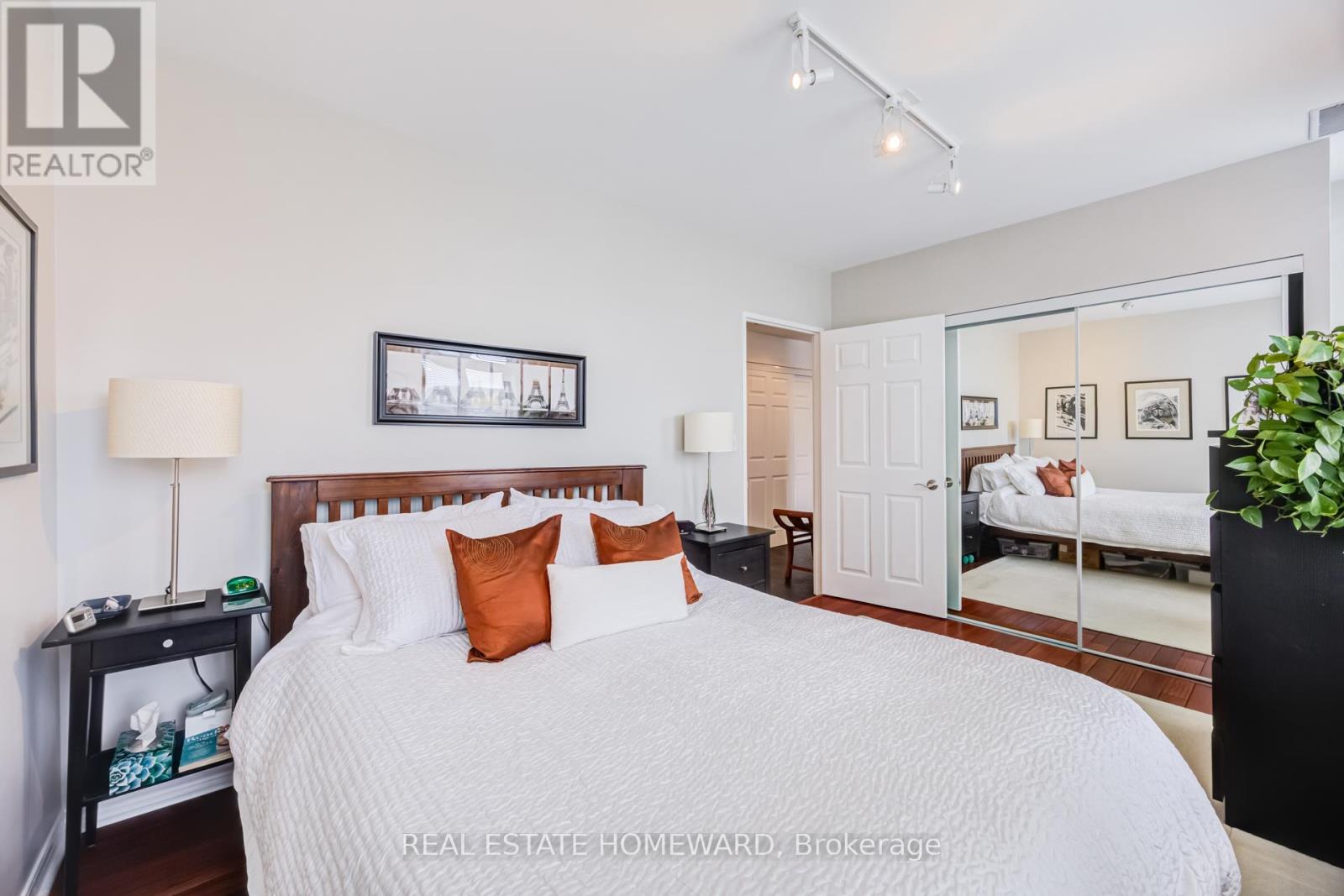 702 - 135 Maitland Street, Toronto, Ontario  M4Y 1E5 - Photo 9 - C12941344