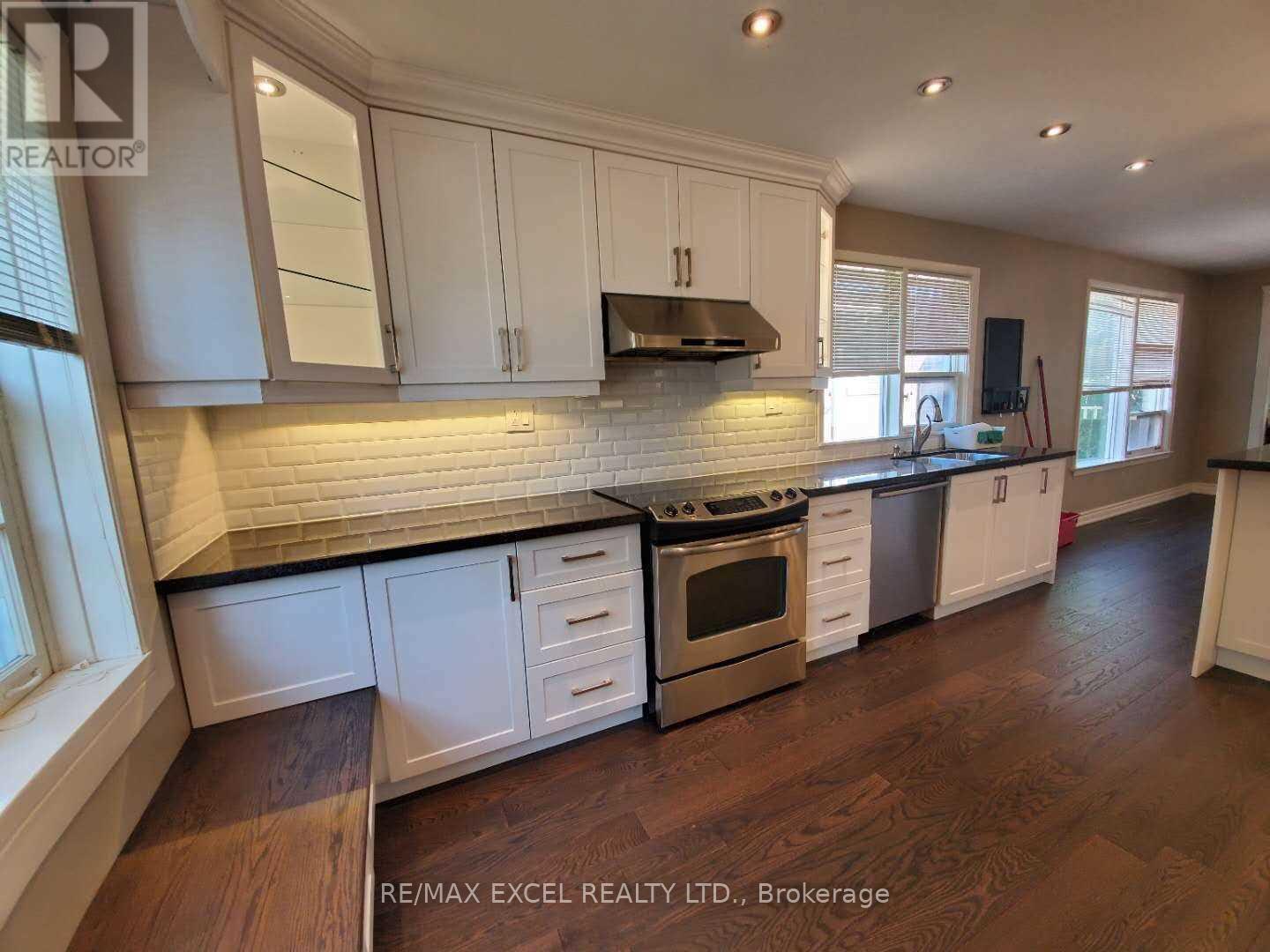 157 Fenn Avenue, Toronto, Ontario  M2P 1X8 - Photo 3 - C12941414