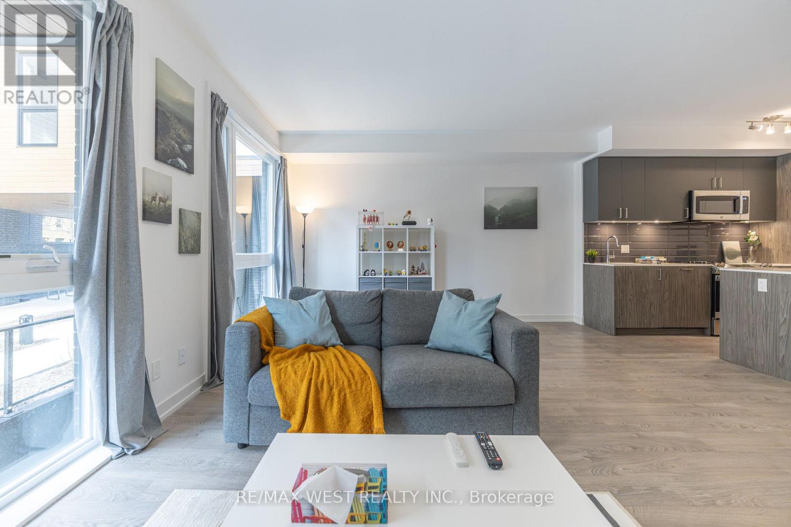 27 - 35 BRICHCLIFF AVENUE, Toronto, Ontario