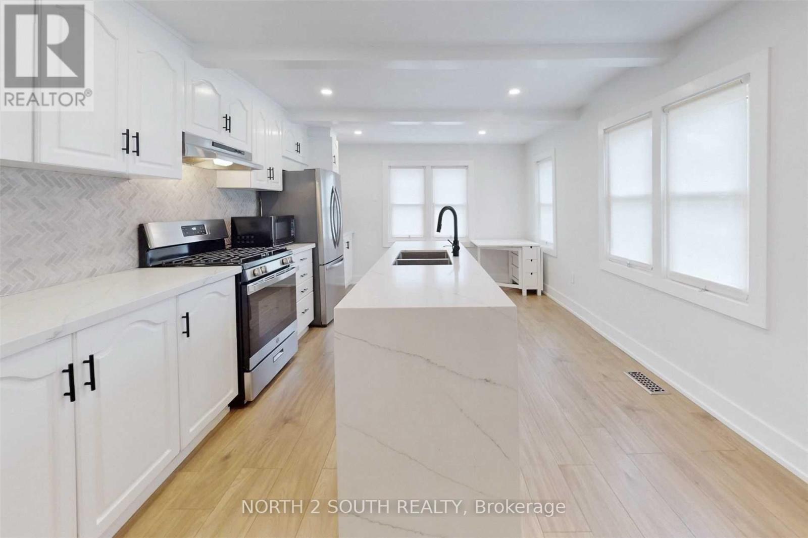 202 Garden Avenue, Georgina, Ontario  L4P 2L4 - Photo 10 - N12941448