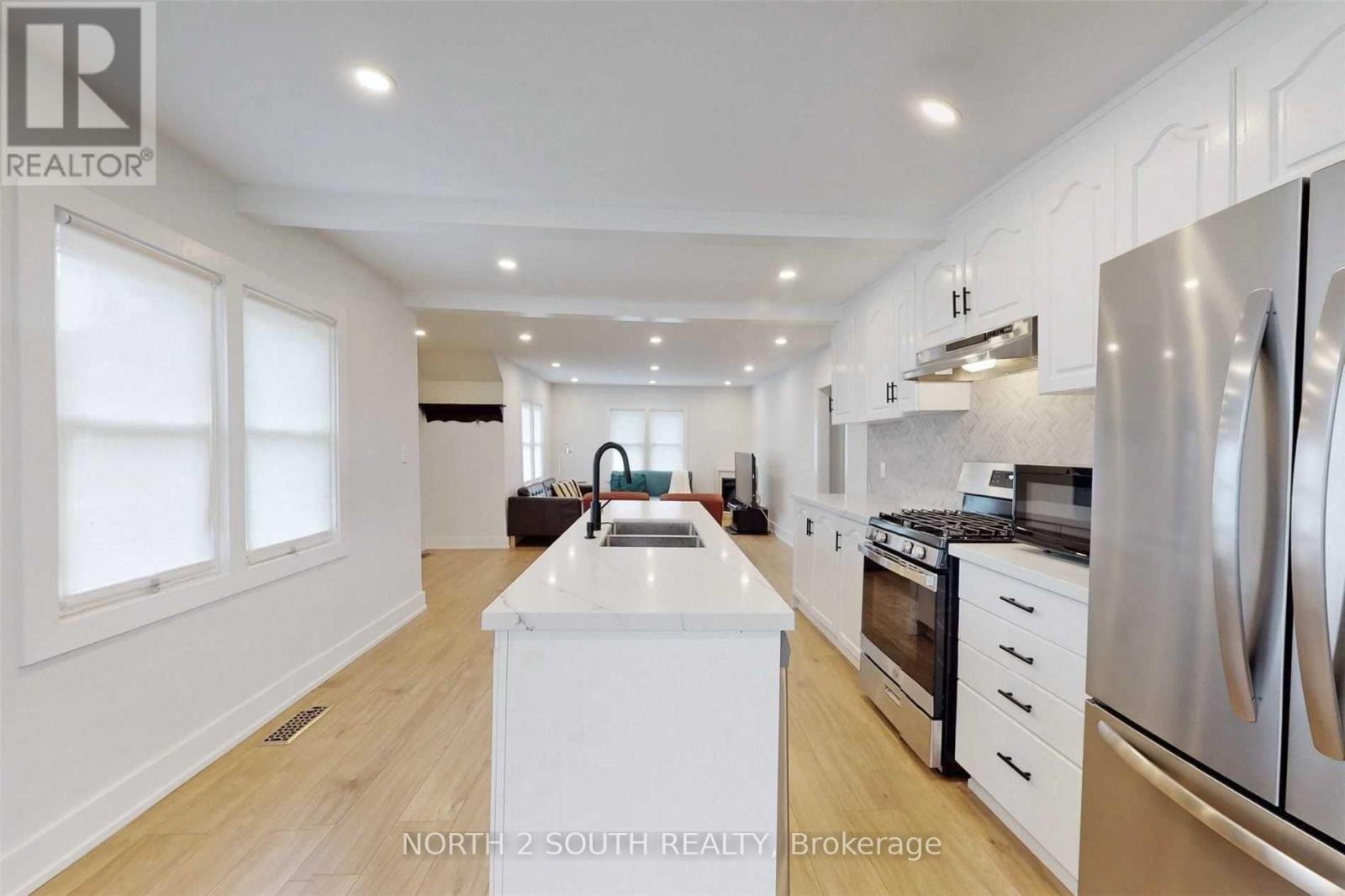 202 Garden Avenue, Georgina, Ontario  L4P 2L4 - Photo 11 - N12941448