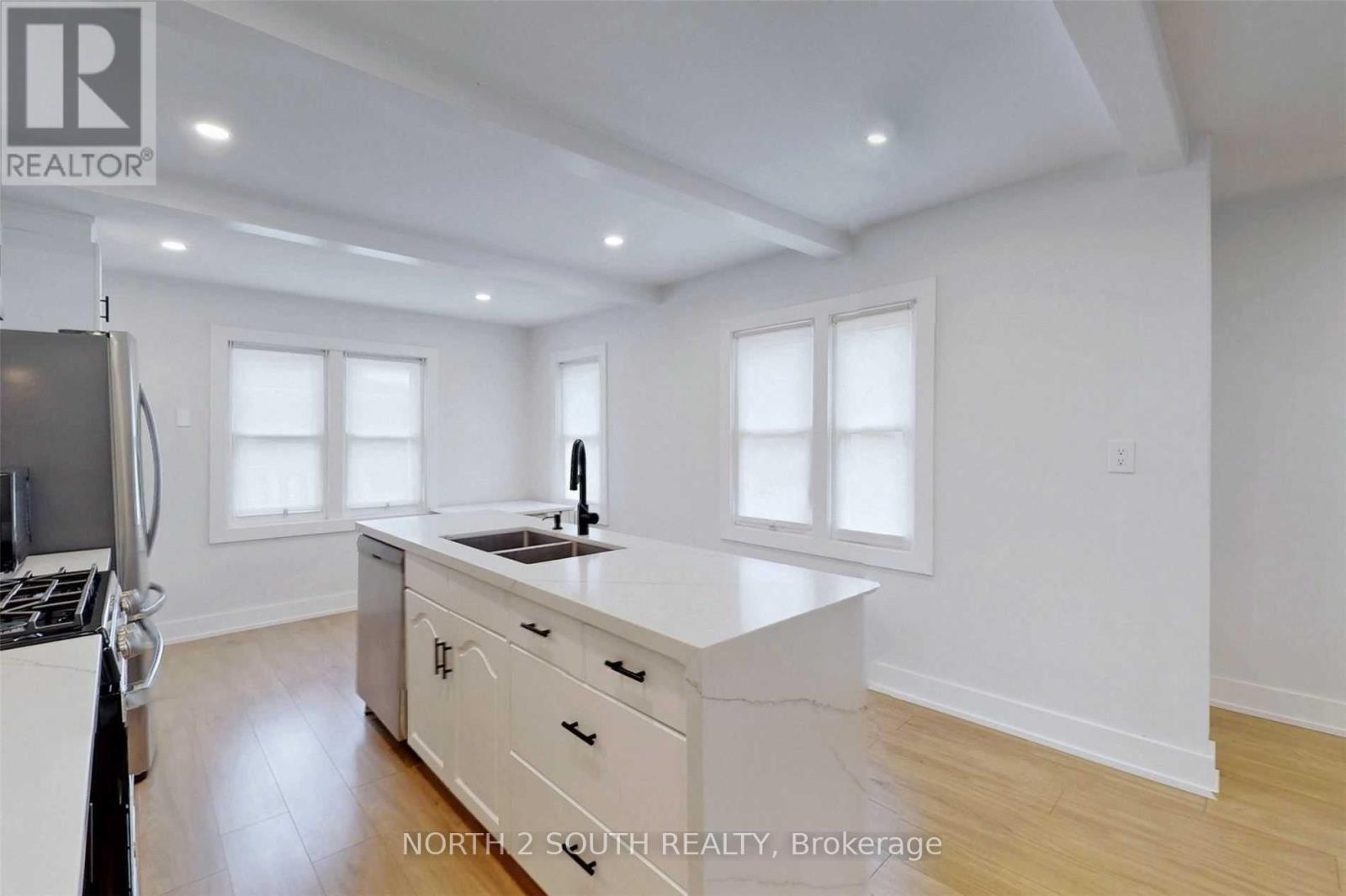 202 Garden Avenue, Georgina, Ontario  L4P 2L4 - Photo 12 - N12941448