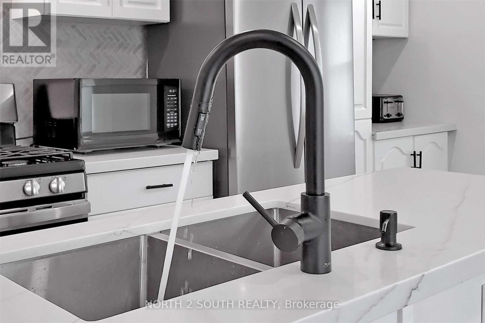 202 Garden Avenue, Georgina, Ontario  L4P 2L4 - Photo 13 - N12941448