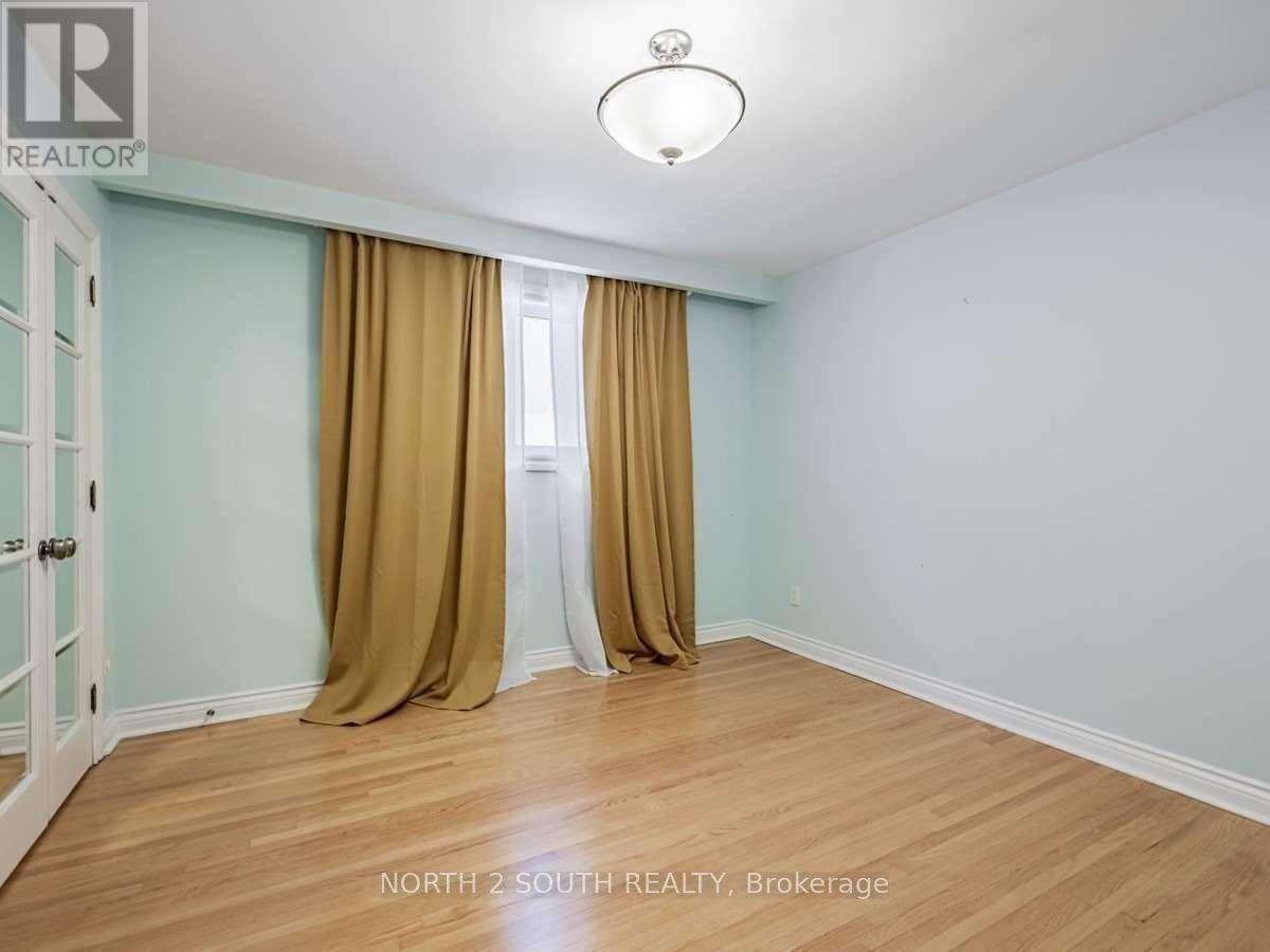 202 Garden Avenue, Georgina, Ontario  L4P 2L4 - Photo 16 - N12941448