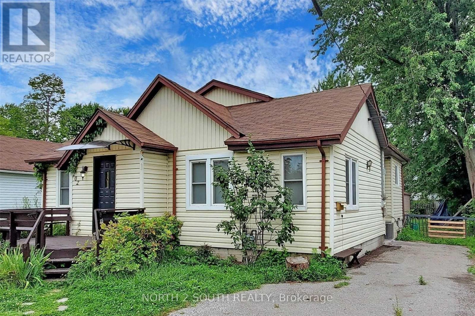 202 Garden Avenue, Georgina, Ontario  L4P 2L4 - Photo 2 - N12941448