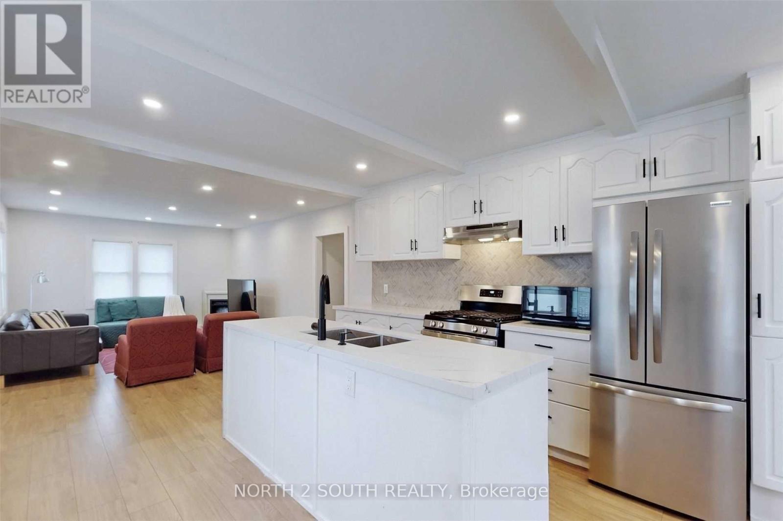 202 Garden Avenue, Georgina, Ontario  L4P 2L4 - Photo 9 - N12941448