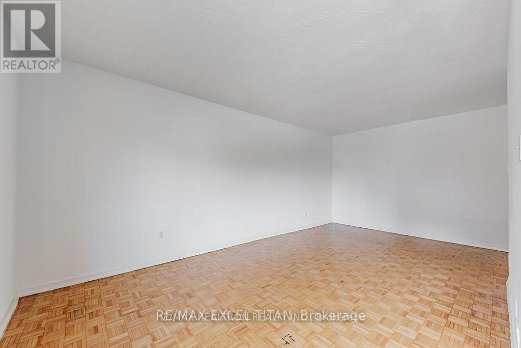 402 - 165 COLBORNE AVENUE, Richmond Hill, Ontario