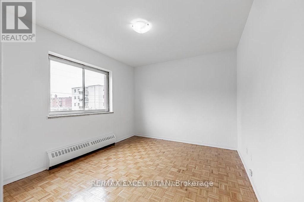 402 - 165 Colborne Avenue, Richmond Hill, Ontario  L4C 2K2 - Photo 3 - N12941482