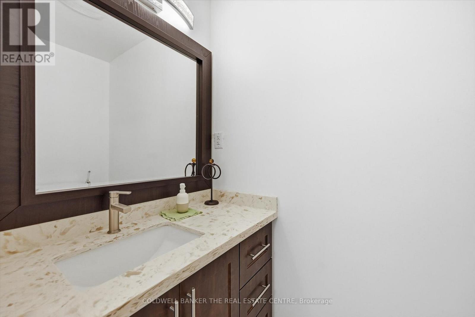 356 Mountain Road, Grimsby, Ontario  L3M 4E7 - Photo 9 - X12741426