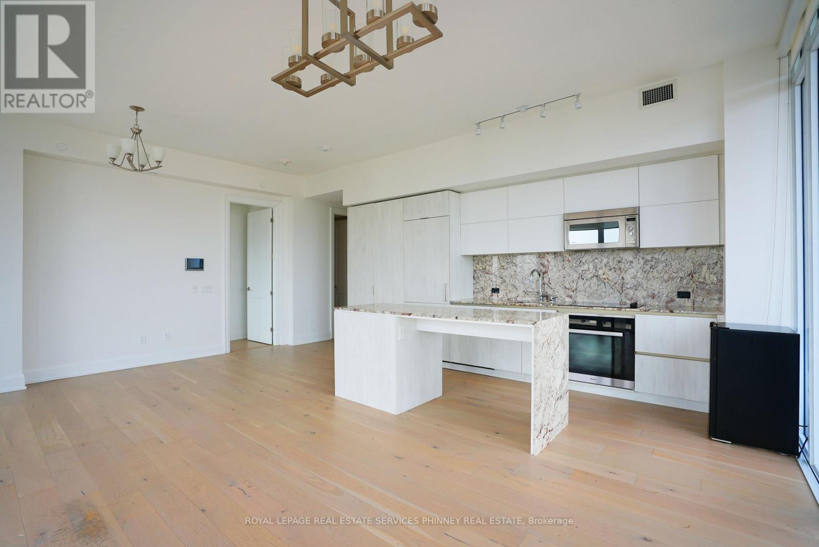 1702 - 21 Park Street, Mississauga, Ontario  L5G 1L7 - Photo 6 - W12941404