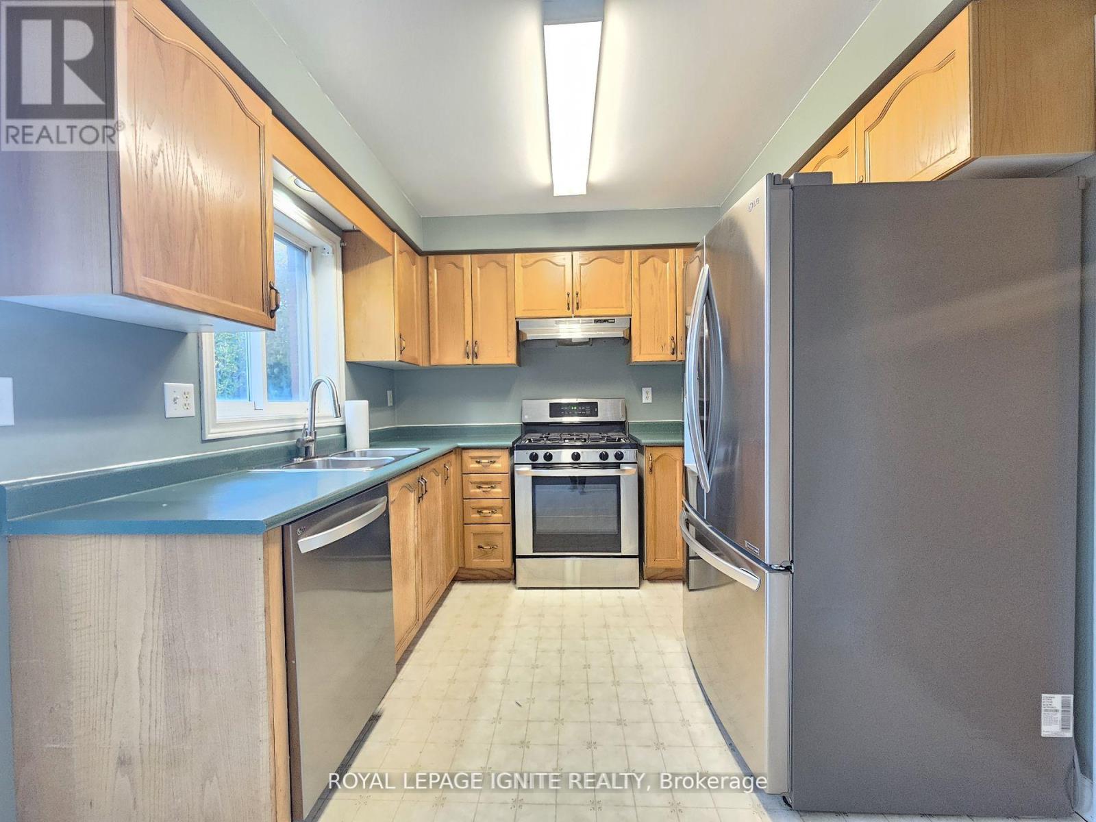 60 Pressed Brick Drive, Brampton, Ontario  L6V 4K3 - Photo 6 - W12941412