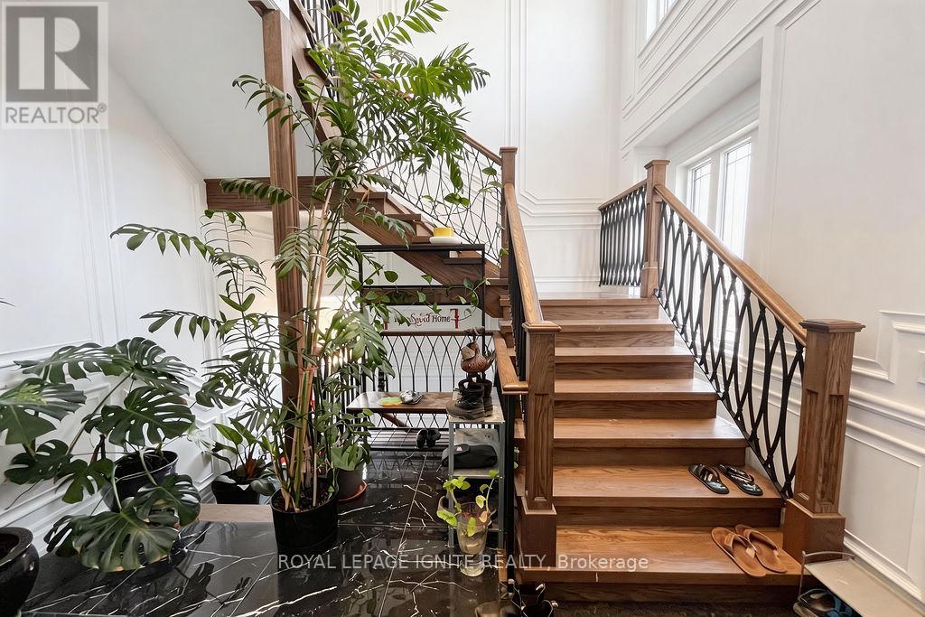 Upper - 300 Cornelius Parkway, Toronto, Ontario  M3K 1T8 - Photo 2 - W12941504