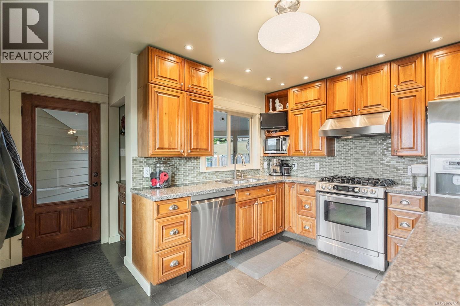 1790 Keith Pl, Saanich, British Columbia  V8P 1E4 - Photo 8 - 1027505