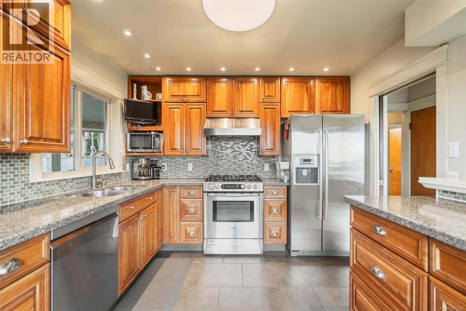 1790 Keith Pl, Saanich, British Columbia  V8P 1E4 - Photo 5 - 1027505