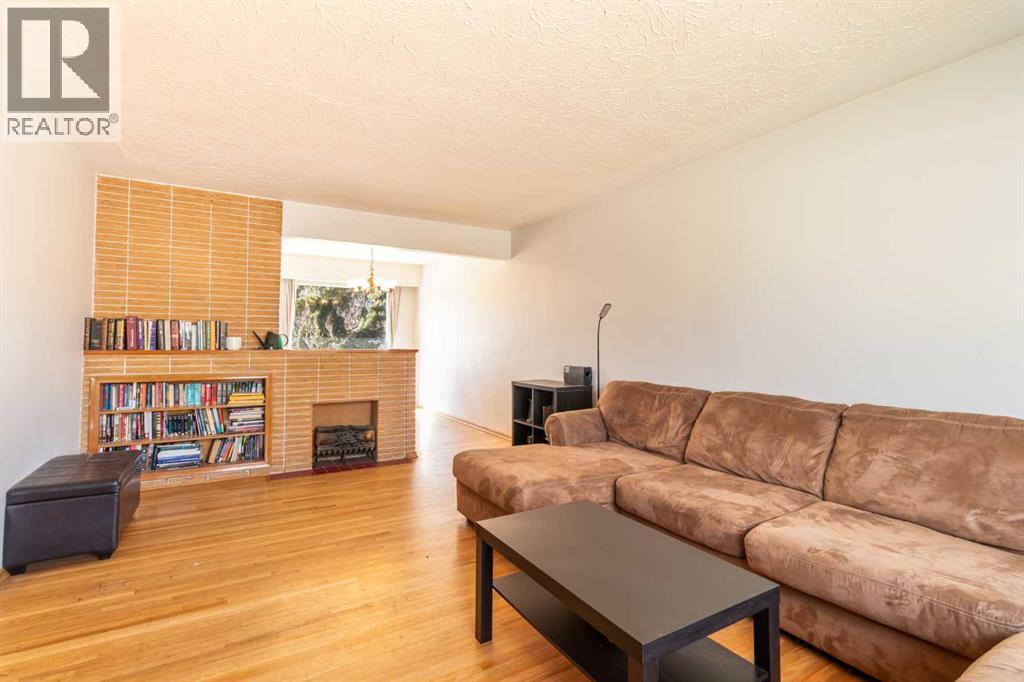 967 Northmount Drive NW, Calgary, Alberta  T2L 0B1 - Photo 4 - A2296549