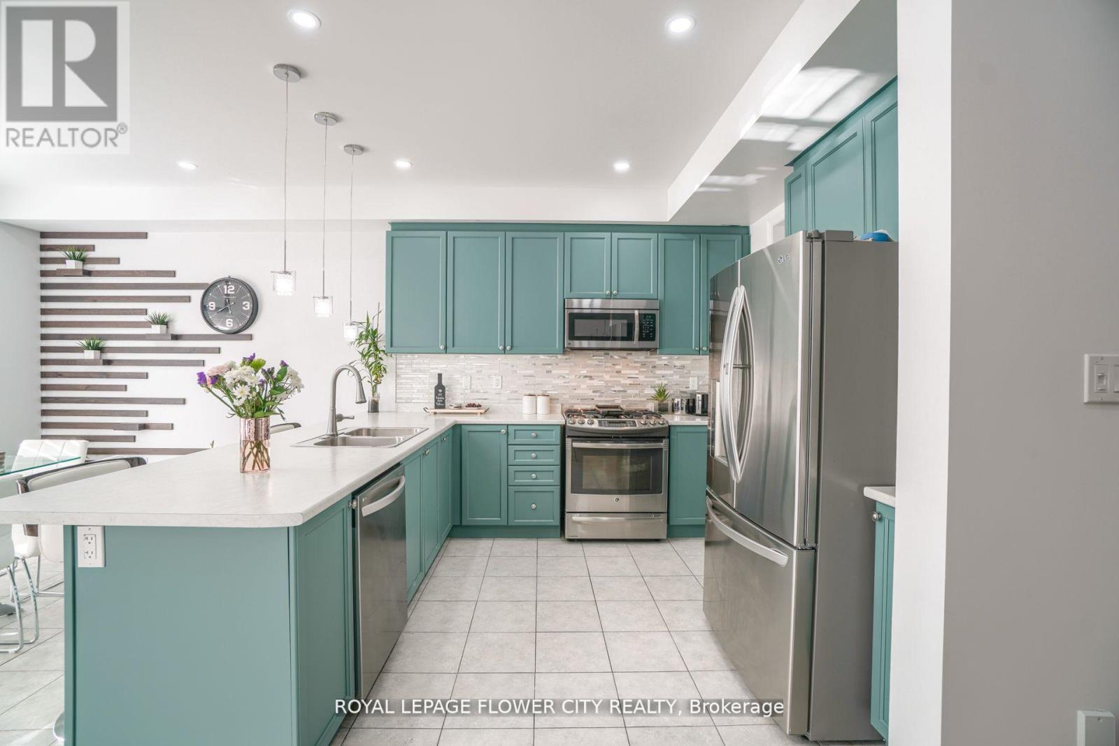 318 Wallace Street, Shelburne, Ontario  L9V 2S2 - Photo 5 - X12941374