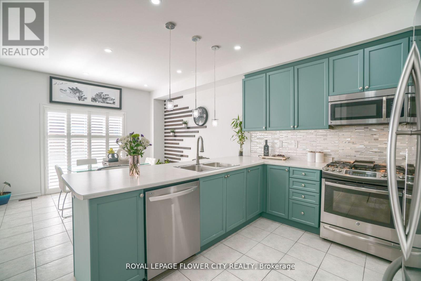 318 Wallace Street, Shelburne, Ontario  L9V 2S2 - Photo 6 - X12941374