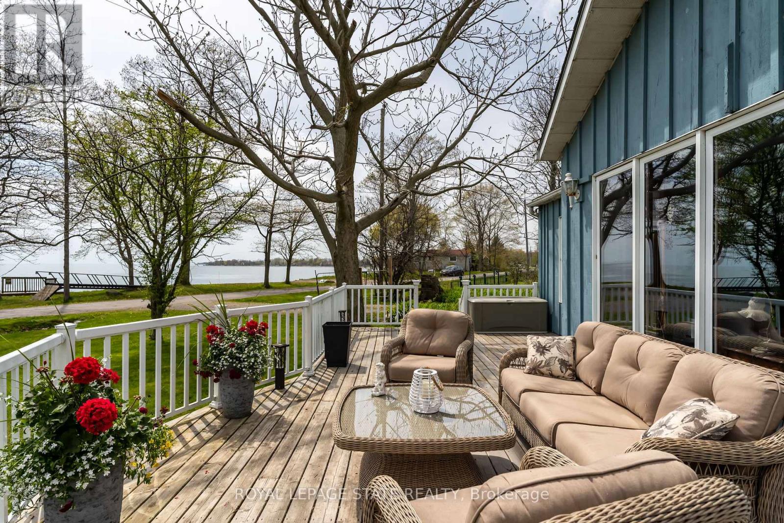 557 Edgewater Place, Haldimand, Ontario  N1A 2W8 - Photo 12 - X12941476