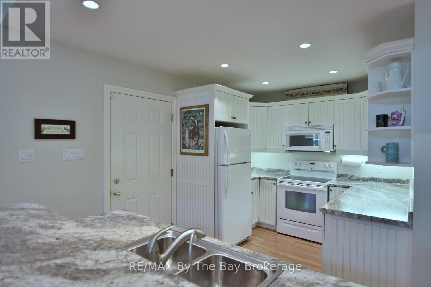 1327 River Road E, Wasaga Beach, Ontario L9Z 2R7 - Photo 11 - S12941550