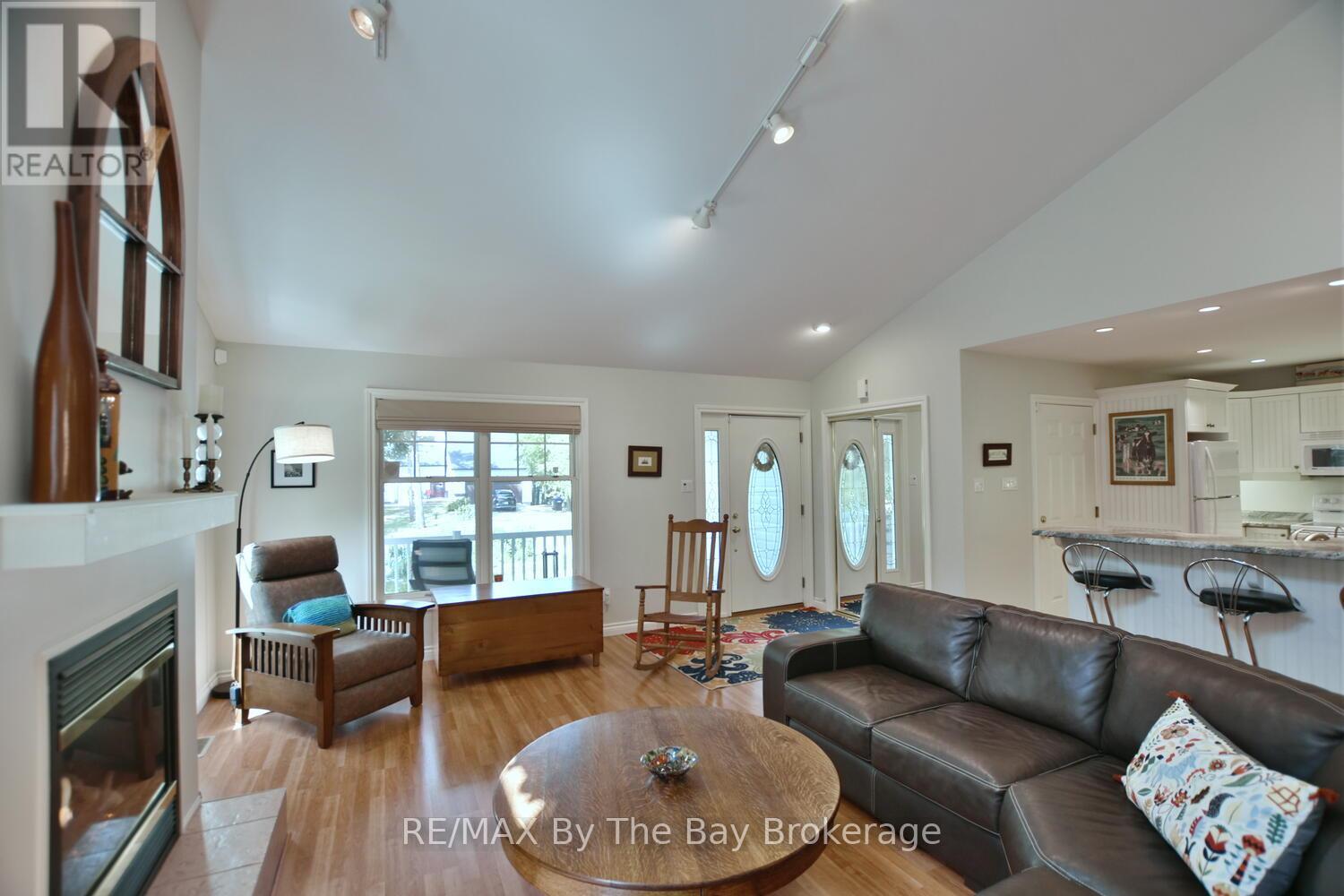 1327 River Road E, Wasaga Beach, Ontario L9Z 2R7 - Photo 8 - S12941550