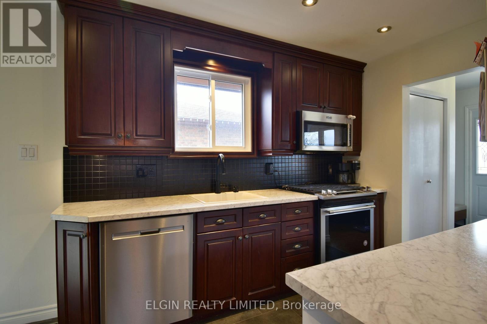 24 Dyer Street, St. Thomas, Ontario  N5R 5K3 - Photo 7 - X12941538