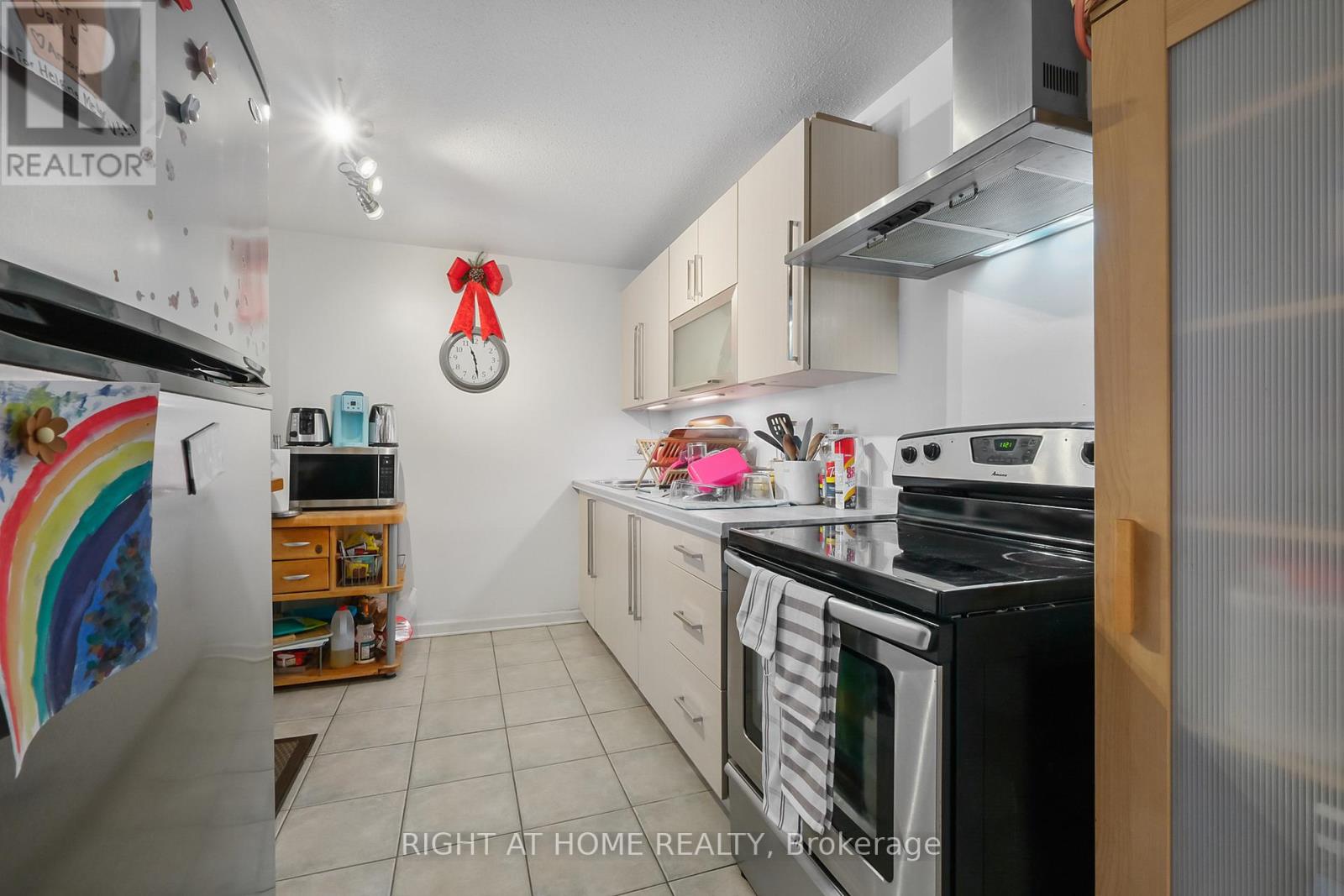 11 - 898 Elmsmere Road, Ottawa, Ontario  K1J 7T6 - Photo 7 - X12941532