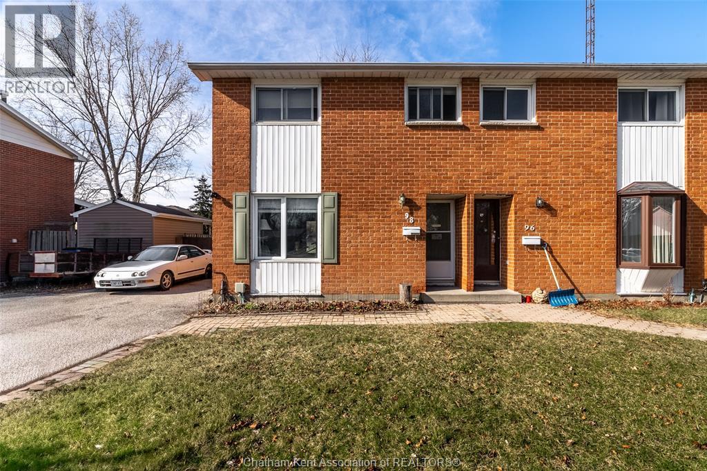 MLS# 26006676: 98 Wedgewood AVENUE, Chatham, Canada