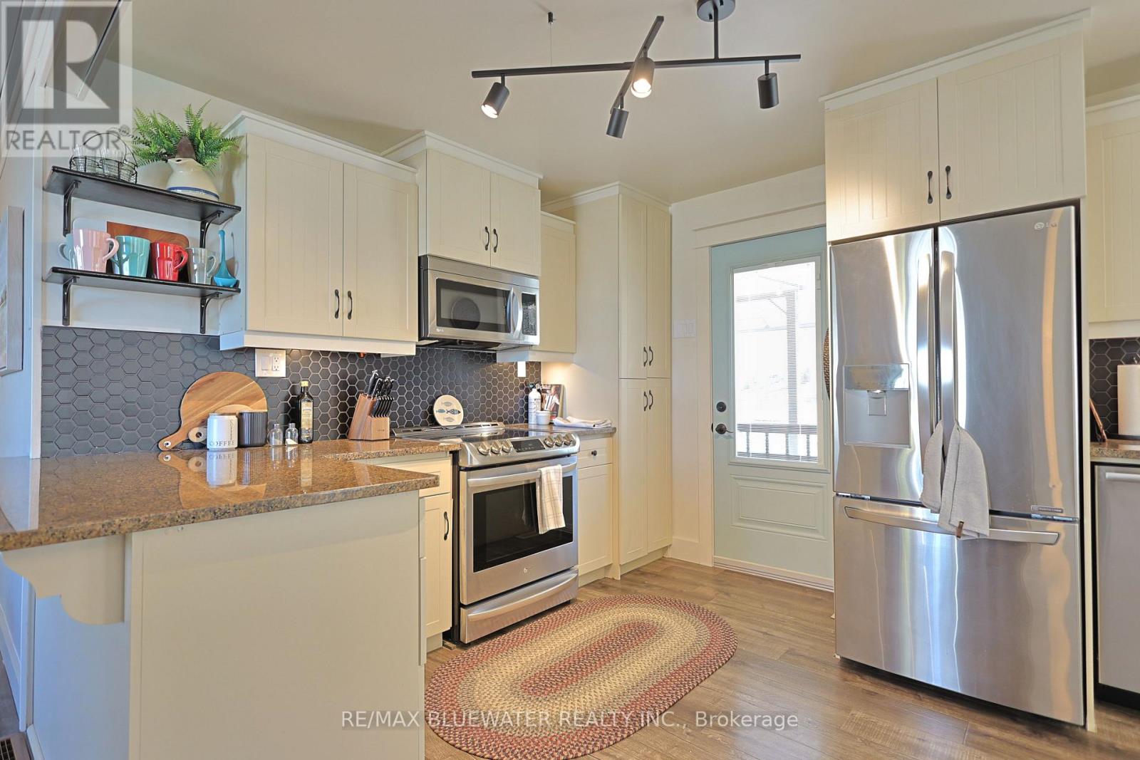 5333 Broadview Avenue, Lambton Shores, Ontario  N0N 1J7 - Photo 15 - X12941568