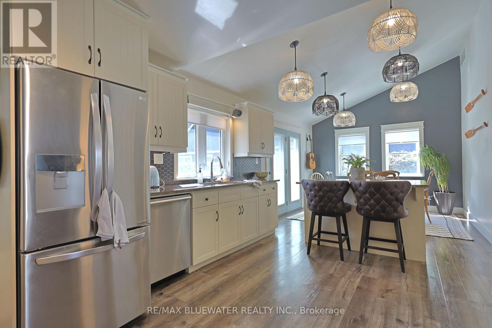 5333 Broadview Avenue, Lambton Shores, Ontario  N0N 1J7 - Photo 3 - X12941568