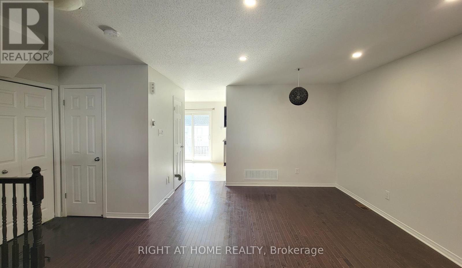 11 - 307 Galston Private, Ottawa, Ontario  K1W 0G3 - Photo 3 - X12941632