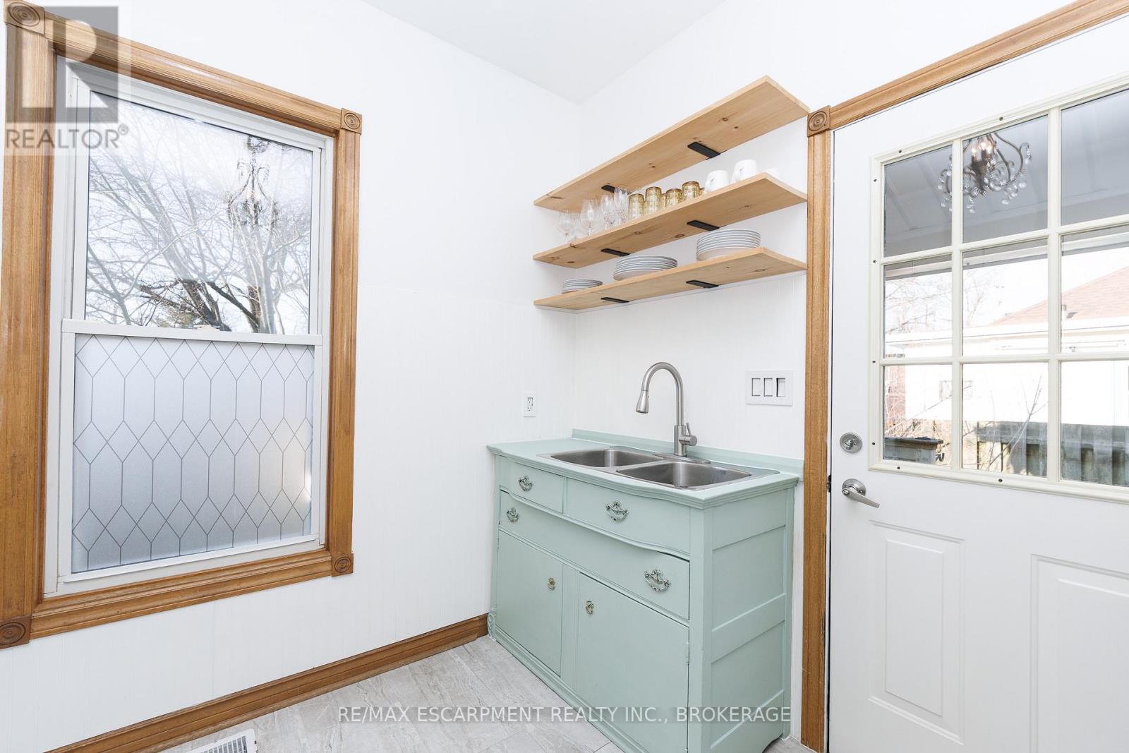 312 Clarence Street, Port Colborne, Ontario  L3K 3G8 - Photo 7 - X12941714