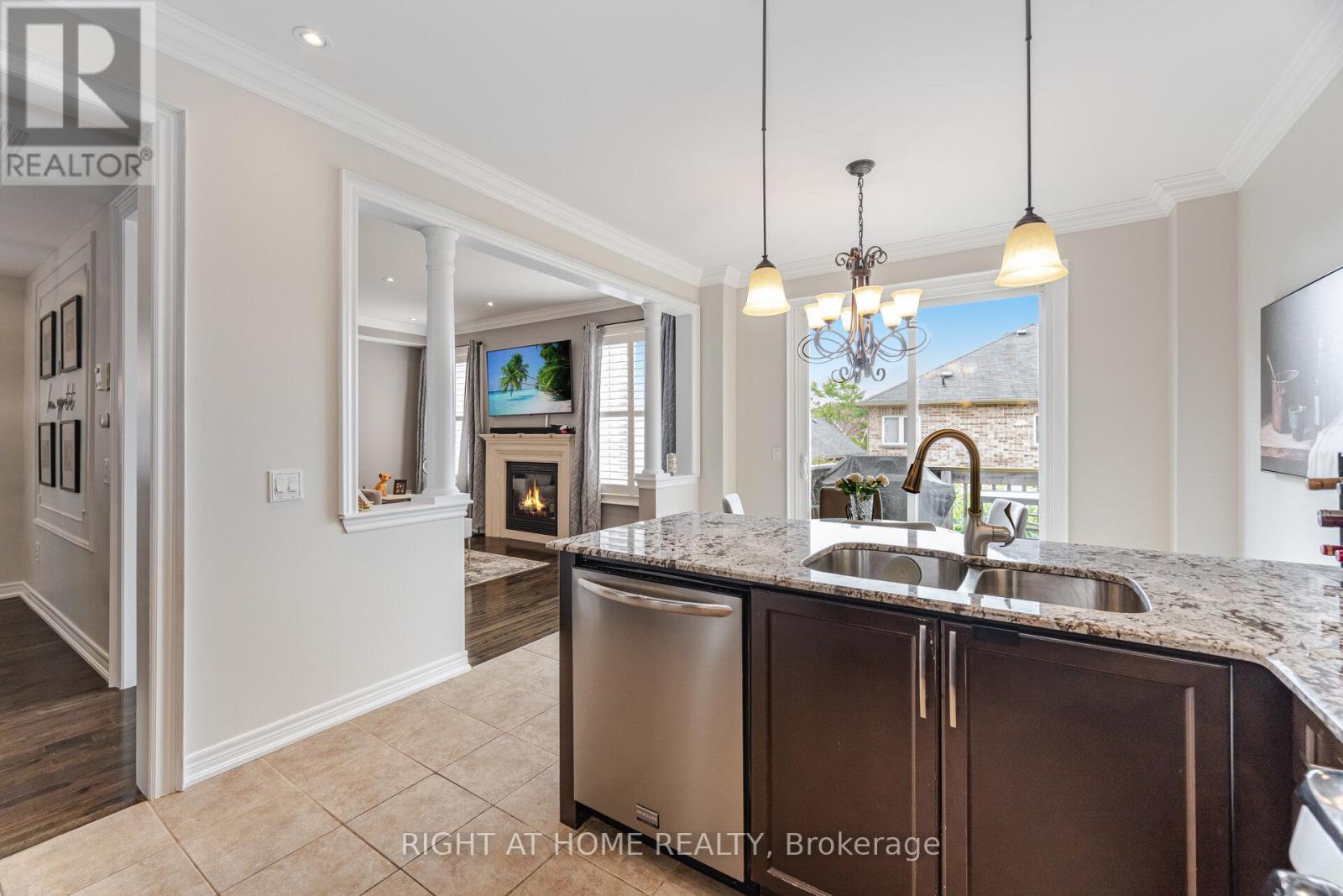 246 Aspenwood Drive, Newmarket, Ontario  L3X 3K7 - Photo 11 - N12941650