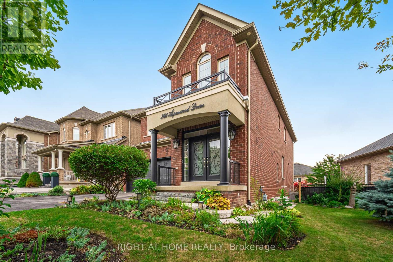 246 Aspenwood Drive, Newmarket, Ontario  L3X 3K7 - Photo 2 - N12941650