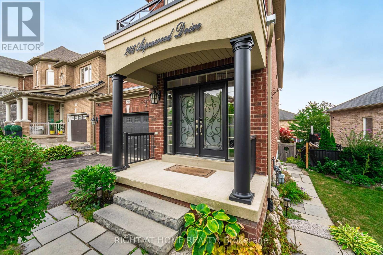 246 Aspenwood Drive, Newmarket, Ontario  L3X 3K7 - Photo 3 - N12941650