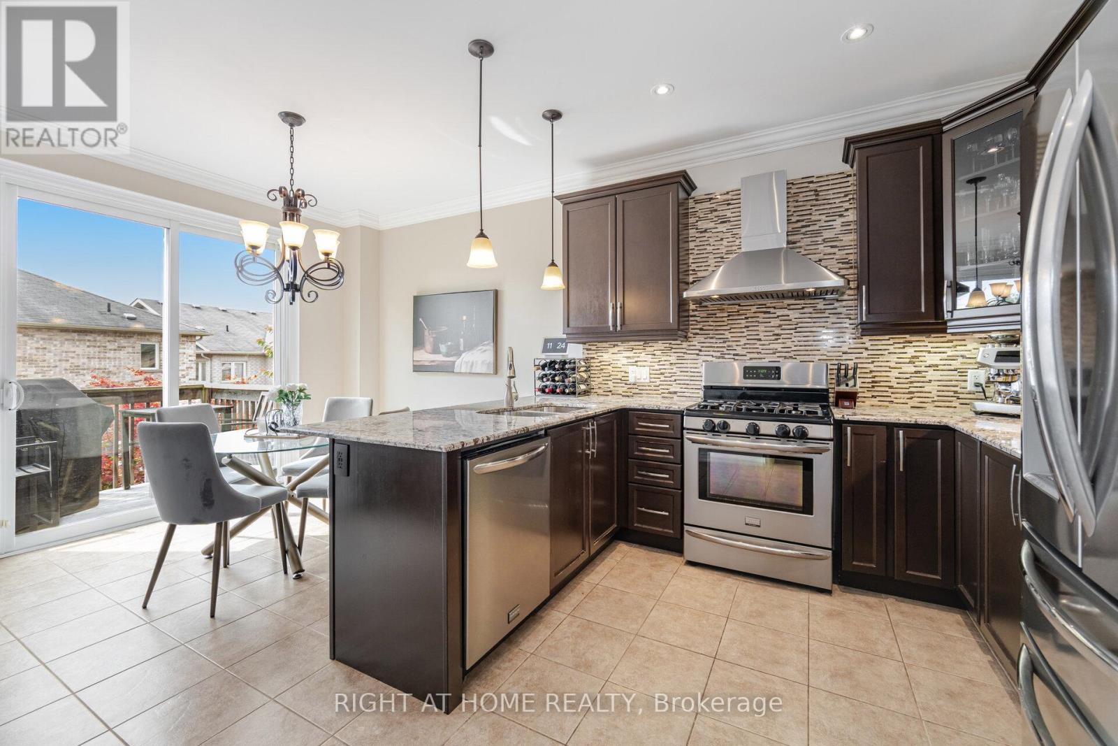 246 Aspenwood Drive, Newmarket, Ontario  L3X 3K7 - Photo 9 - N12941650