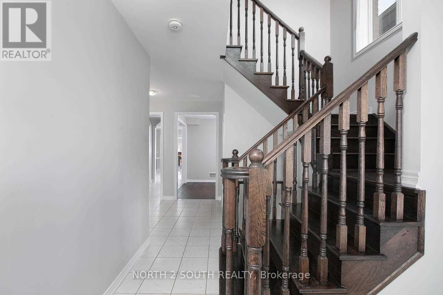 80 Robb Thompson Road, East Gwillimbury (Mt Albert), Ontario  L0G 1M0 - Photo 2 - N12941662