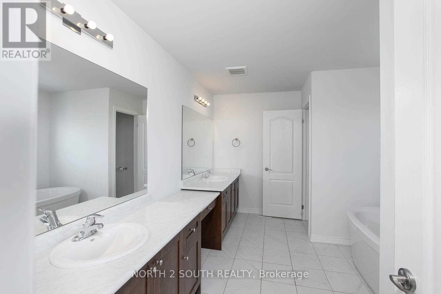 80 Robb Thompson Road, East Gwillimbury (Mt Albert), Ontario  L0G 1M0 - Photo 22 - N12941662