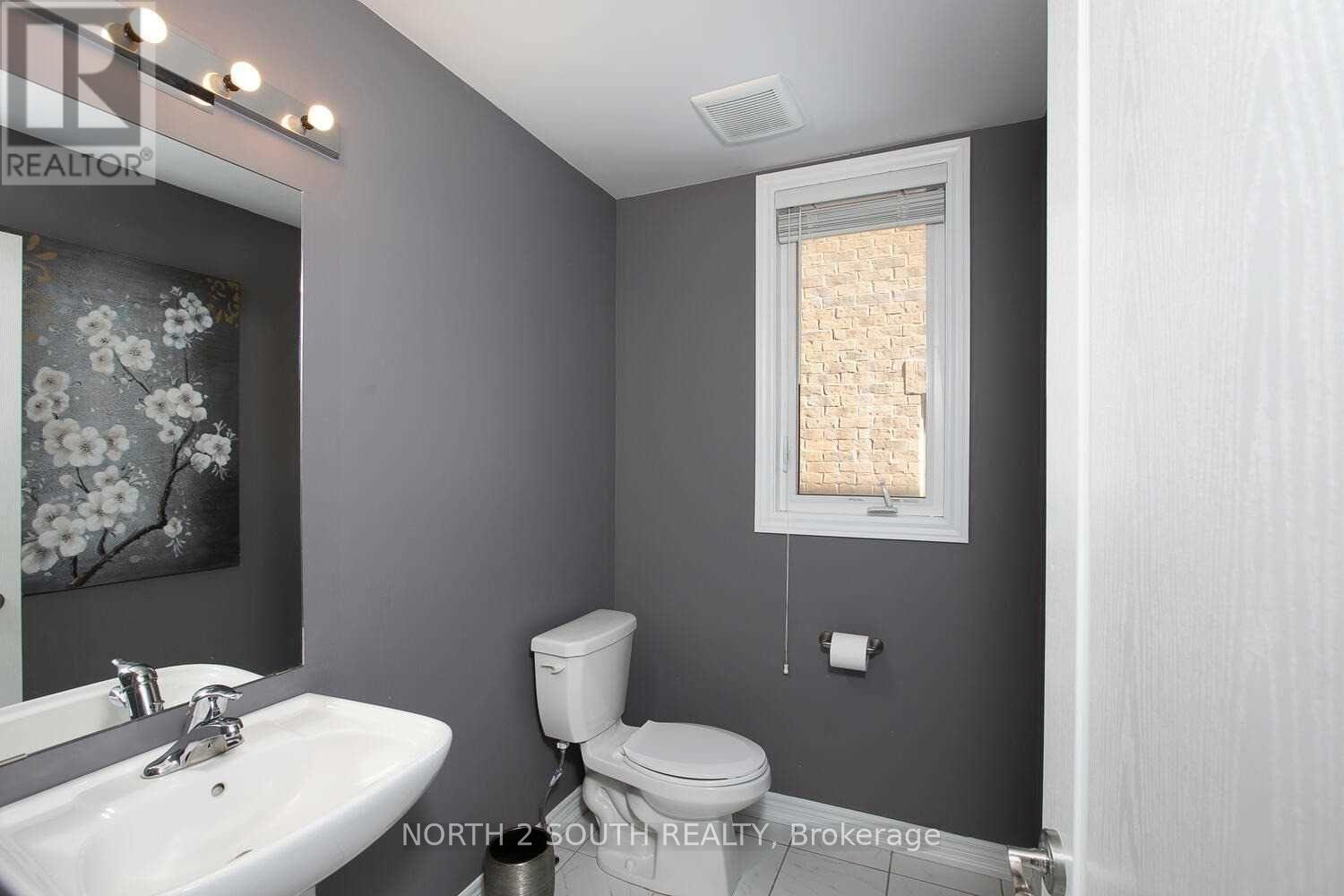 80 Robb Thompson Road, East Gwillimbury (Mt Albert), Ontario  L0G 1M0 - Photo 4 - N12941662