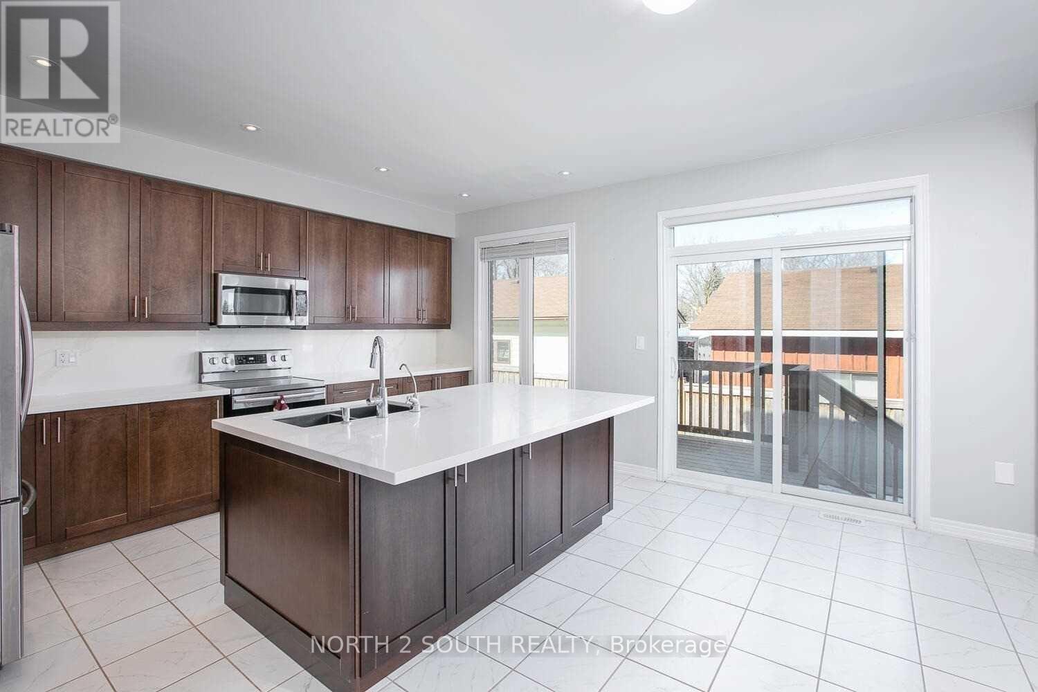 80 Robb Thompson Road, East Gwillimbury (Mt Albert), Ontario  L0G 1M0 - Photo 8 - N12941662