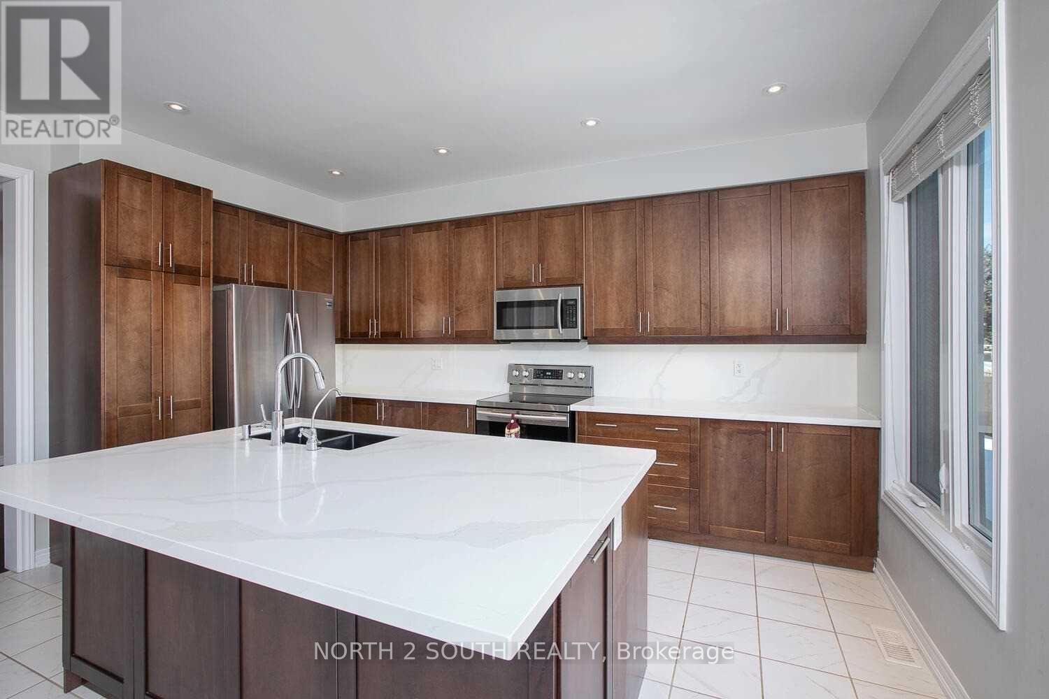 80 Robb Thompson Road, East Gwillimbury (Mt Albert), Ontario  L0G 1M0 - Photo 9 - N12941662