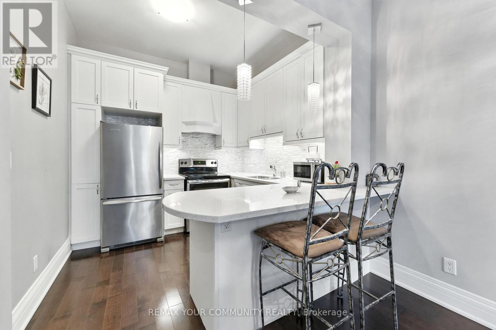 101 - 80 Burns Boulevard, King, Ontario  L7B 0B3 - Photo 3 - N12941686