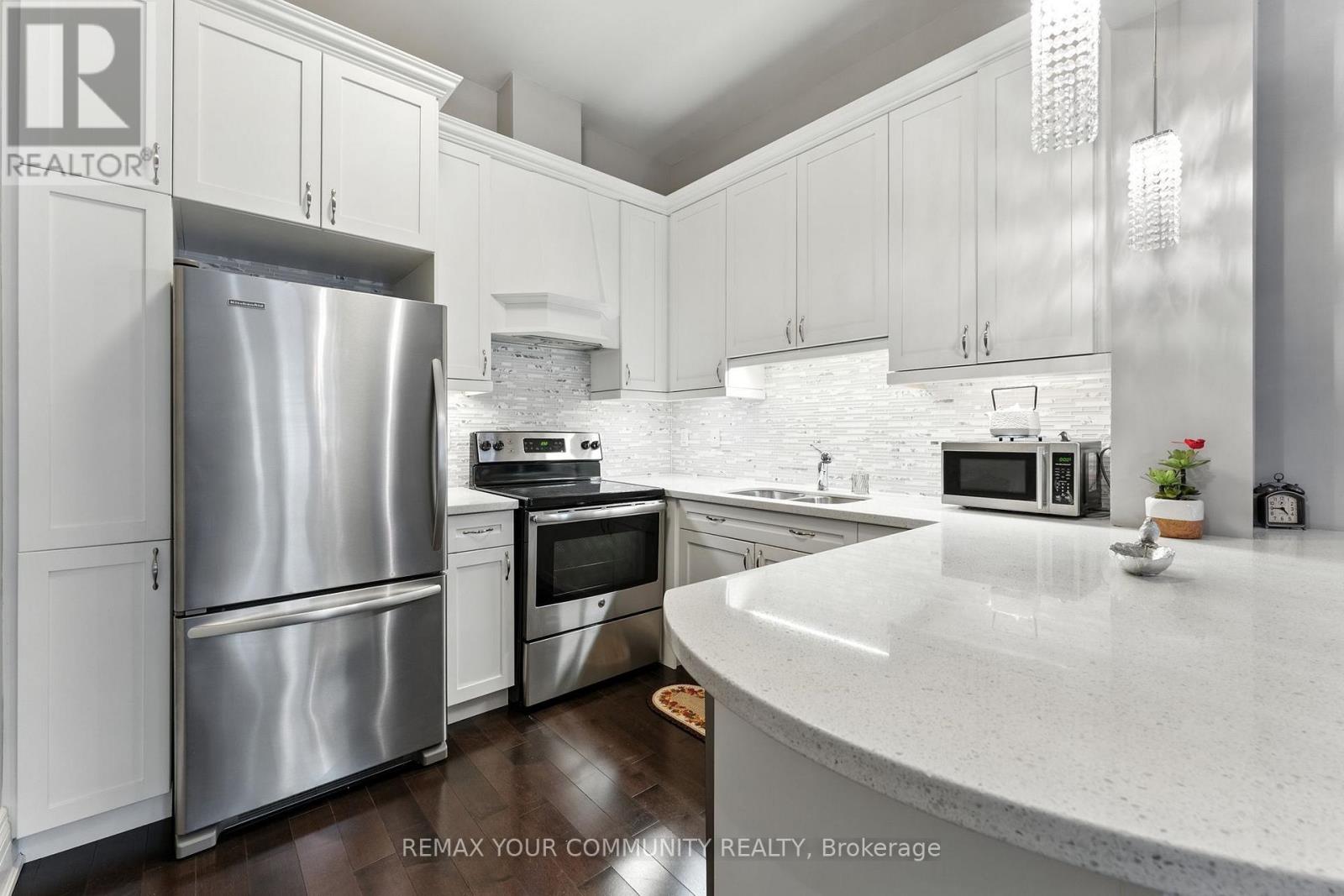 101 - 80 Burns Boulevard, King, Ontario  L7B 0B3 - Photo 4 - N12941686