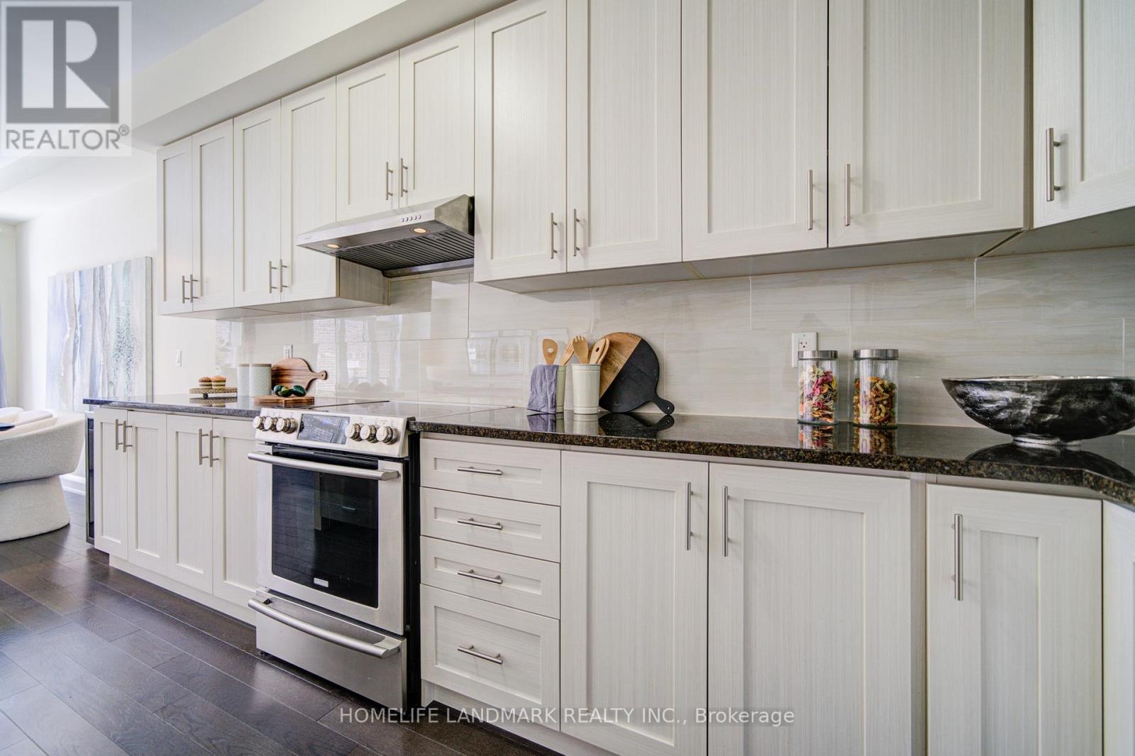 17 Duncombe Lane, Richmond Hill, Ontario  L4C 1C2 - Photo 18 - N12921114