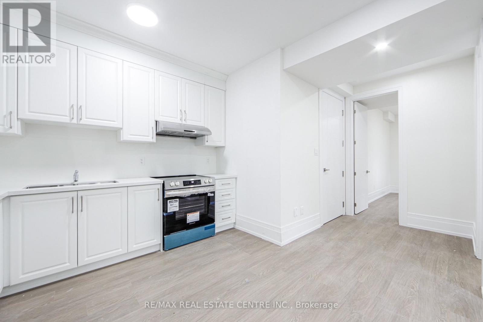 143 Balsam Drive, Oakville, Ontario  L6J 3X4 - Photo 11 - W12941570