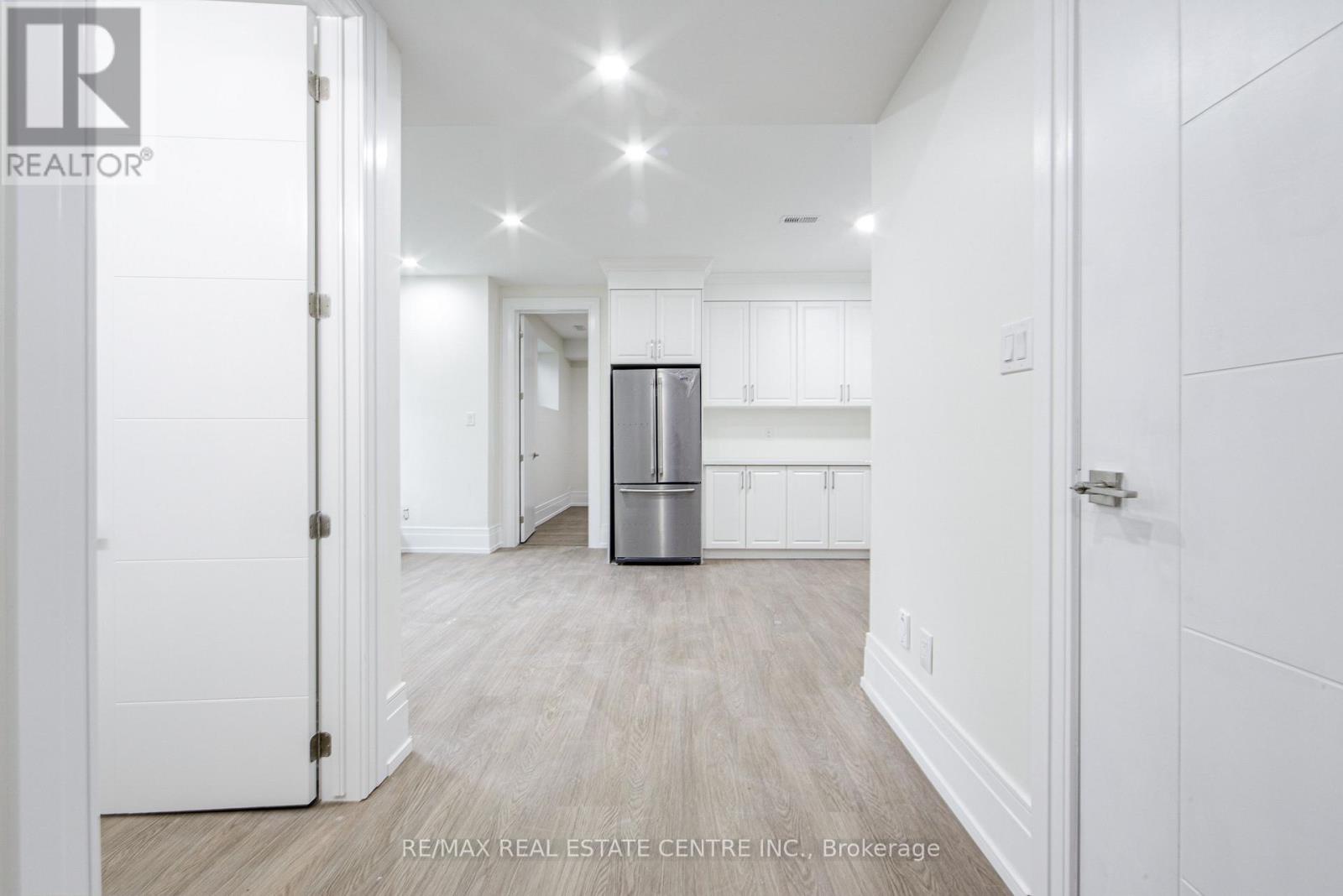 143 Balsam Drive, Oakville, Ontario  L6J 3X4 - Photo 4 - W12941570