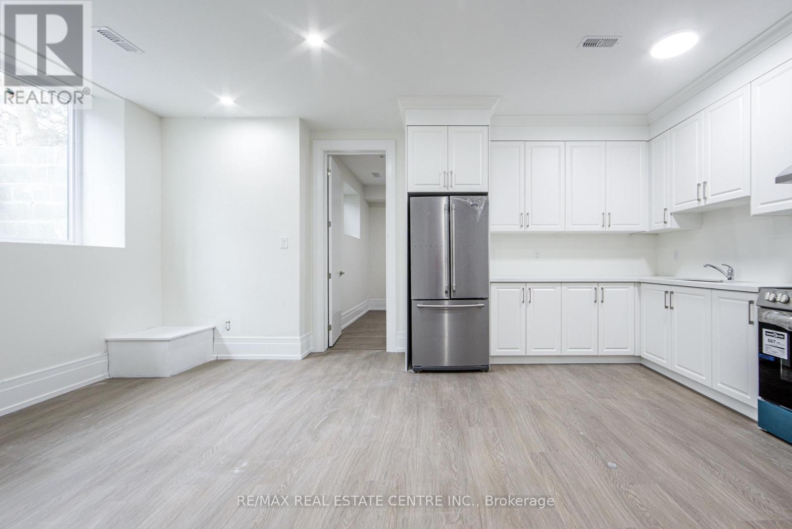 143 Balsam Drive, Oakville, Ontario  L6J 3X4 - Photo 5 - W12941570