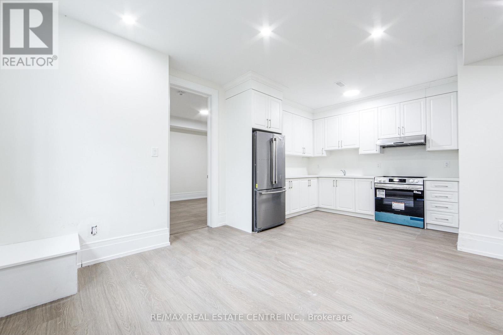 143 Balsam Drive, Oakville, Ontario  L6J 3X4 - Photo 6 - W12941570