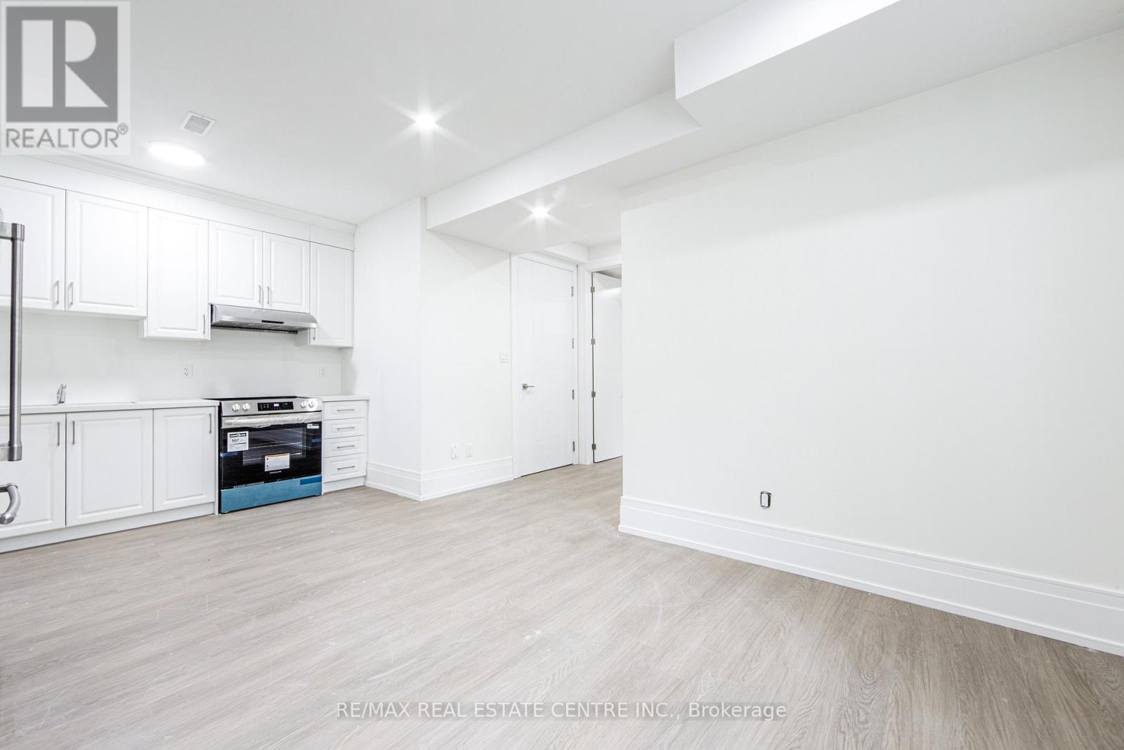 143 Balsam Drive, Oakville, Ontario  L6J 3X4 - Photo 9 - W12941570