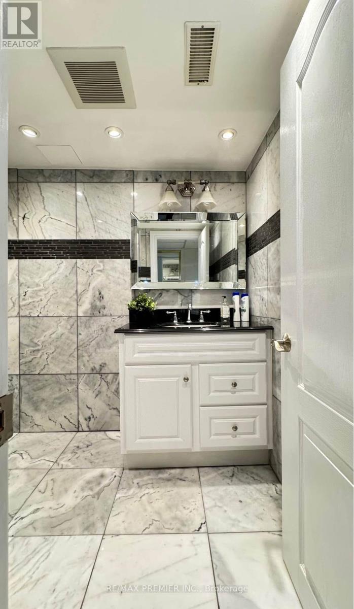 3551 Burningelm Crescent, Mississauga, Ontario  L4Y 3L2 - Photo 3 - W12941584